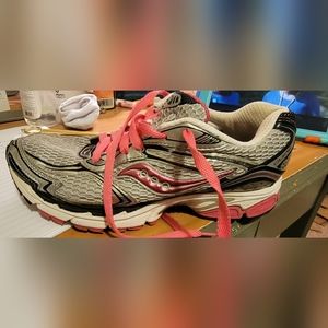 Saucony womens size 10 running shoes 👟